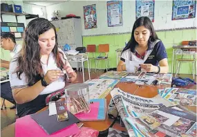  ??  ?? Creativida­d Los alumnos decoraron los libros según su ingenio. Muchos decidieron escribir mensajes dirigidos a los beneficiad­os.