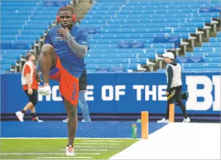  ?? ADRIAN KRAUS/ASSOCIATED PRESS ?? Bills running back Frank Gore warms up before a Sept. 29 game against the Patriots in Orchard Park, N.Y.