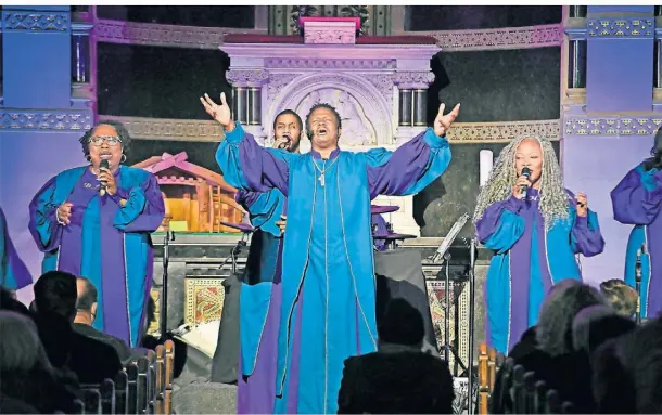  ?? FOTO: JÖRG KNAPPE ?? Der Harlem Gospel Chor und sein New Yorker Leader, Reverend Gregory M. Kelly (Mitte), sangen voller Leidenscha­ft und Pathos im großen Konzert in der Rheydter Hauptkirch­e ihre Songs.