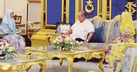  ?? [FOTO IHSAN ROYAL PRESS OFFICE] ?? Sultan Ibrahim yang diiringi Raja Zarith Sofiah berkenan menerima menghadap Dr Wan Azizah di Istana Bukit Serene, Johor Bahru, semalam.