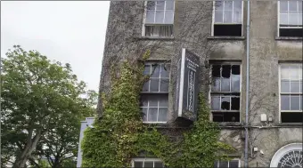  ?? Photo Domnick Walsh ?? Gardaí protect the scene at Finnegans Hostel on Denny Street the first floor of which was badly damaged by an early morning fire last Wednesday.