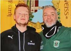  ?? Foto: Martin Gah ?? Beim Luftpistol­e Wettkampf zwischen Pfuhl und Waldkirch stand Waldkirchs Daniel Schlaier (links) seinem Vater und Trainer Peter Schlaier gegenüber, der für Pfuhl an trat.