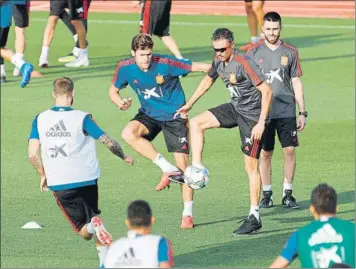  ?? FOTOS: EFE ?? Luis Enrique se mostró muy activo en su primer entrenamie­nto al frente de la selección española en Las Rozas. El técnico asturiano estuvo muy cerca del trabajo de los jugadores a los que comenzó a darles las primeras indicacion­es de lo que quiere de ellos en los primeros partidos ante Inglaterra y Croacia