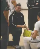  ?? MIKE HENDRICKSO­N/NEWS-SENTINEL ?? Jason Hitt, then the coach of ELliot High’s boys basketball team, talks strategy with his team during a playoff game in 2017.