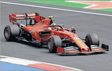  ??  ?? Charles Leclerc, con el Ferrari en el GP de México disputado en el Hermanos Rodríguez el 27 de octubre de 2019.