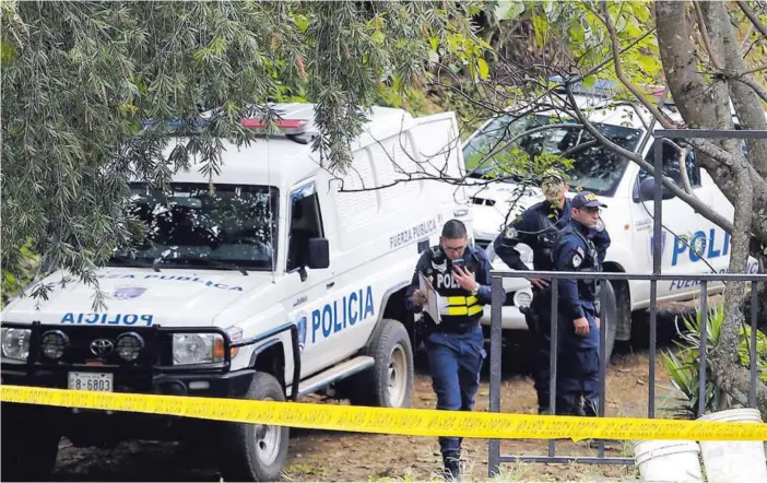  ?? ALBERT MARÍN ?? Flor María López Dávila (44) fue asesinada a puñaladas por su pareja. El crimen sucedió el lunes pasado, en Rincón de Arias, en Grecia. Ese día la Policía revisó la zona.