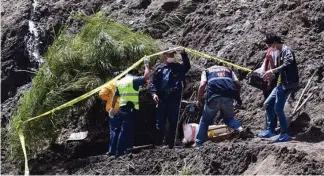  ?? Photo courtesy of Mankayan Municipal Police Station ?? FINAL REST. After 52 days, rescuers finally retrieve the body of Bedbed barangay secretary Luvina Julian Kidkid after she was buried in a landslide August 13.