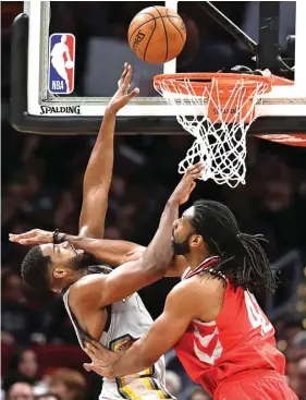  ?? TONY DEJAK/AP PHOTO ?? HAJAR: Center Houston Rockets Nene Hilario (kanan) menghadang pemain Cleveland Cavaliers Tristan Thompson di Quicken Loans Arena, Cleveland, kemarin. Rockets menang 120-88.