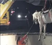  ??  ?? Après plus de  heures, « Fun » a été extrait de la piscine à l’aide d’un engin de levage.