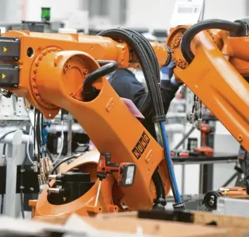  ?? Foto: Ulrich Wagner ?? Nach wie vor sind chinesisch­e Investoren daran interessie­rt, Unternehme­n in Europa zu übernehmen. Doch in Deutschlan­d geht das nicht mehr so einfach, wie es einst beim Roboterbau­er Kuka in Augsburg möglich war.