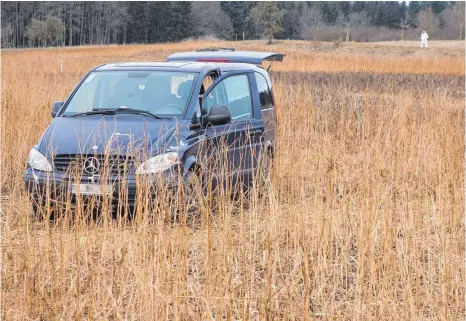 ?? ARCHIVFOTO: RUDI MULTER ?? Das Auto der getöteten Frau aus Hoßkirch wies kaum Schäden auf, als es auf dem Acker gefunden wurde.