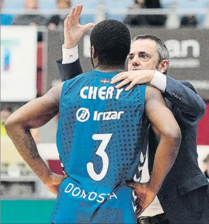  ?? FOTO: EFE ?? Porfi Fisac charla con Kenny Chery durante el partido ante el Herbalife Gran Canaria