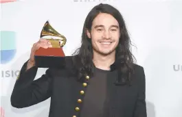  ??  ?? TIAGO IORC LEVA O GRAMMY LATINO DE MELHOR ÁLBUM POP