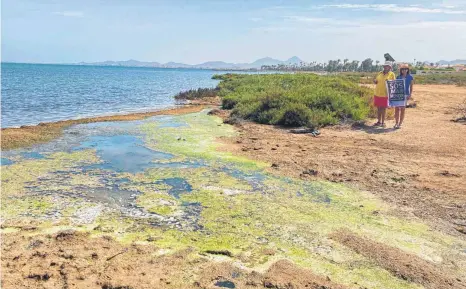  ?? FOTO: E.RAPPOLD/DPA ?? Die Aktivistin­nen Marta (rechts) und Isabel kämpfen für das Mar Menor. Die artenreich­e Lagune verwandelt sich in eine stinkende Brühe.