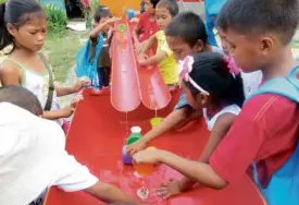  ??  ?? WATER play is encouraged to help kids overcome the trauma caused by floods and water surge.