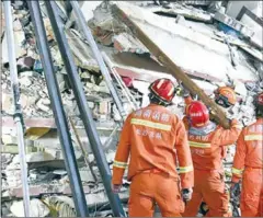  ?? CNS/AFP ?? Rescuers searching for survivors at a collapsed six-storey building in Changsha, central China’s Hunan province on Friday.