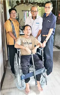  ?? ?? Ewon (kiri), Philip (tengah) merakamkan gambar kenangan bersama seorang penerima kerusi roda.