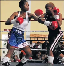 ?? Picture: MICHAEL PINYANA ?? IN THE ZONE: Noxolo Simanga slug it out
Makhanavu,
left,
and
Gcobisa