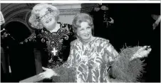  ??  ?? Tobisch mit Drag-Queen „Dame Edna“am Opernball 1996