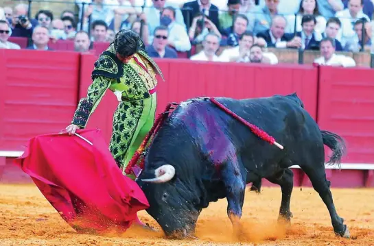  ?? ARJONA/PAGÉS ?? Derechazo enorme de Morante de la Puebla al cuarto toro al que cortó las dos orejas ayer en Sevilla