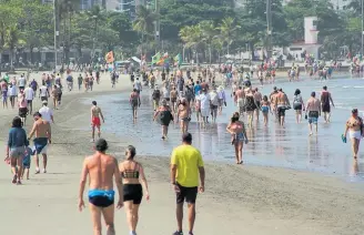  ?? FABRÍCIO COSTA/FUTURA PRESS - 29/8/2020 ?? Lições. Turistas em praia de Santos domingo passado: prefeitos temem mais aglomeraçã­o