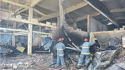  ?? (ANTONIO CARRIZO) ?? Destruido. Actuaron cuatro dotaciones de Bomberos, pero no pudieron controlar las llamas.