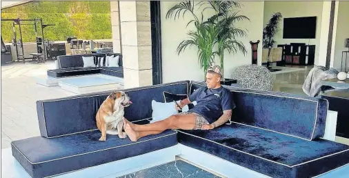  ??  ?? Mariano, junto a su perro en su domicilio de Pozuelo de Alarcón, en Madrid.