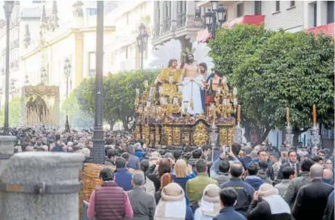  ?? // J.M. SERRANO ?? Los pasos de la hermandad de Jesús Despojado avanzan en sentido contrario por la Avenida hacia su templo