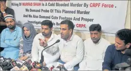  ?? NITIN KANOTRA / HT ?? Family members of Murfad Shah, who was shot dead at former J&amp;K chief minister Farooq Abdullah's residence, addressing a press conference in Jammu on Tuesday.