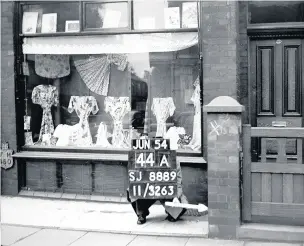  ??  ?? A post-war Stockport dress shop