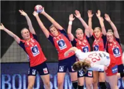  ?? FOTO: BO AMSTRUP / NTB ?? Håndball-em i Danmark starter denne uka. Her fra landskampe­n mellom Norge og vertsnasjo­nen i Vejle i forrige uke.