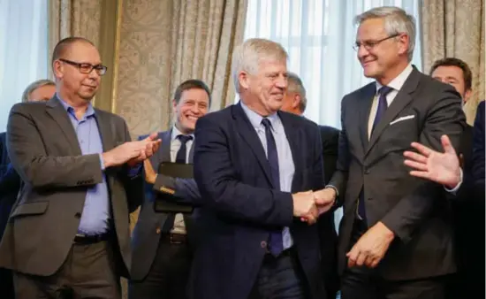  ?? FOTO BELGA ?? Half januari stonden de gezichten nog op lachen. Gisteren riep minister Peeters (rechts) de sociale partners op om het overleg toch te hervatten