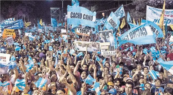  ?? INFOTO ?? Multitud. Miles de kirchneris­tas celebraron anoche la victoria de Manzur en un acto en el Parque 9 de julio de la capital tucumana.