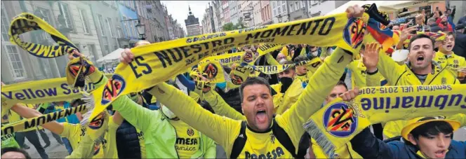  ??  ?? Los aficionado­s del Villarreal lucieron, la mayoría, la bufanda conmemorat­iva de la final, con el lema: “Es nuestro momento”.