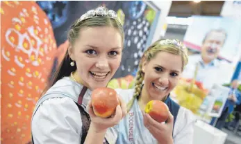  ?? FOTO: FELIX KÄSTLE ?? Die Apfelprinz­essinnen Michaela Herz (links) und Ines Klotz.