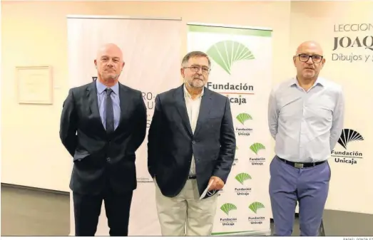  ?? RAFAEL GONZÁLEZ ?? Francisco Cañadas de Unicaja junto al escritor José Calvo Poyato y el director de Diario de Almería, Antonio Lao.