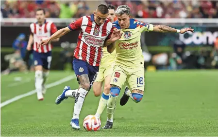  ?? ?? ROBERTO ALVARADO (izq.) y cristian calderón pelean un balón en la ida