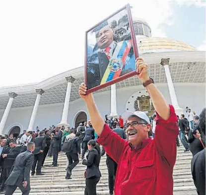  ?? (AP) ?? Bajo presión. La Constituye­nte profundizó su avance sobre la oposición al tomar funciones del Legislativ­o.