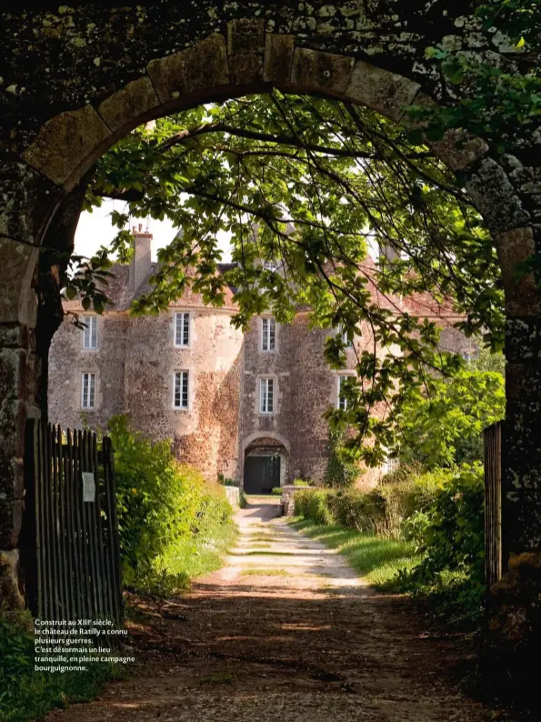  ??  ?? Construit au XIIIE siècle, le château de Ratilly a connu plusieurs guerres.
C’est désormais un lieu tranquille, en pleine campagne bourguigno­nne.