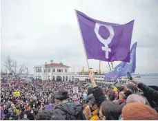  ?? FOTO: OSMAN SADI TEMIZEL/IMAGO IMAGES ?? In Istanbul demonstrie­rten am Wochende Tausende gegen den Ausstieg der Türkei aus der Frauenrech­tskonventi­on.