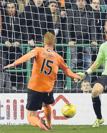  ?? Picture: SNS Group. ?? Simon Murray stabs in a shot but Hibs keeper Mark Oxley kept out the United substitute’s effort to preserve the home side’s 2-0 lead.