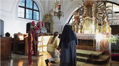  ?? — AP ?? Past and present: Sister Apollonia and postulant Claudia Schwarz in front of the Altomuenst­er Abbey chapel altar in Germany.
(Left) One part of the 17th-century gingerbrea­d recipe provided by the archdioces­e of Munich.