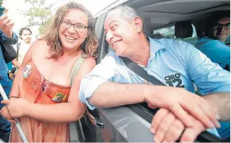  ?? WERTHER SANTANA/ESTADÃO ?? Na rua. Ciro faz campanha no ABC; sua equipe teria sido sondada sobre apoio de Marina