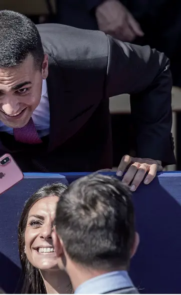  ??  ?? Selfie
Di Maio in piazza per il 2 giugno accetta di farsi fotografar­e