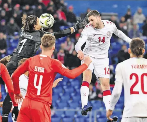  ?? AFP ?? Der Däne Henrik Dalsgaard sorgt für den 3:3-Endstand und lässt die Schweizer Träume vom perfekten Start in die EM-Qualifikat­ion platzen.