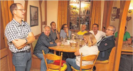  ?? FOTO: ANTON FUCHSLOCH ?? Reinhard Friedel kennt alle und alle kennen ihn beim Bürgergesp­räch im „Adler“in Hefigkofen.