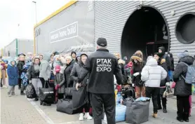  ?? FOT. SŁAWOMIR KAMIŃSKI / AGENCJA WYBORCZA.PL ?? • W centrum w Nadarzynie w najbardzie­j kryzysowym momencie mogło być nawet 10 tysięcy osób. Obecnie około 3,5 tysiąca