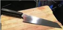  ??  ?? Das Küchenmess­er namens Samurai. Durch den einseitige­n Hohlschlif­f sei es das perfekte Messer zum Filetieren.
