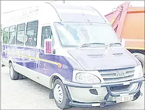  ?? (File pics) ?? Eswatini Sports and Recreation Council’s 22-seater Sprinter, which they disposed of in 2013. They are on the verge of procuring three vehicles. (INSET) Eswatini Sports and Recreation Council CEO Darius Dlomo gestures while stressing a point.