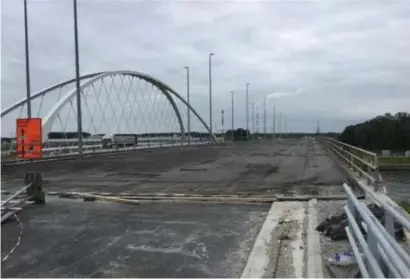  ?? FOTO ZB ?? Het wegdek van de E314 op de brug over het Albertkana­al is helemaal uitgefrees­d, maar de kwaliteit van het geleverde werk zou niet voldoen aan de eisen.